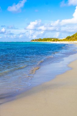 Playa del Carmen Meksika 'da turkuaz mavi su dalgaları ve beyaz kumla inanılmaz tropik Meksika Karayip plajı ve deniz manzarası manzarası..