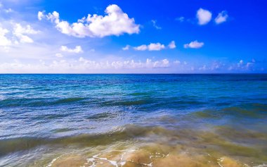 Playa del Carmen Meksika 'da turkuaz mavi su dalgaları ve beyaz kumla inanılmaz tropik Meksika Karayip plajı ve deniz manzarası manzarası..