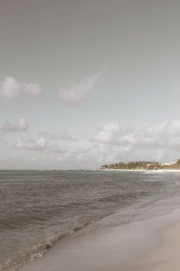 Playa del Carmen Meksika 'da turkuaz mavi su dalgaları ve beyaz kumla inanılmaz tropik Meksika Karayip plajı ve deniz manzarası manzarası..