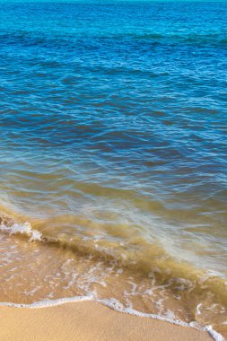 Berrak turkuvaz mavi su ve Playa del Carmen Meksika 'da büyük dalgalar ile çarpıcı tropik Meksika Karayip plajı ve deniz manzarası manzarası.