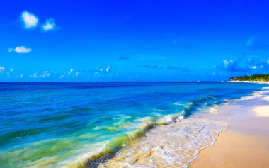 Berrak turkuvaz mavi su ve Playa del Carmen Meksika 'da büyük dalgalar ile çarpıcı tropik Meksika Karayip plajı ve deniz manzarası manzarası.