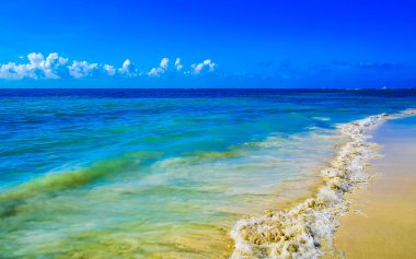 Playa del Carmen Meksika 'da turkuaz mavi su dalgaları ve beyaz kumla inanılmaz tropik Meksika Karayip plajı ve deniz manzarası manzarası..