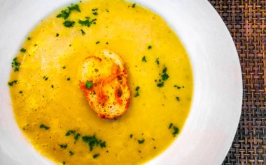 Playa del Carmen Quintana Roo Meksika 'da patates kremalı çorba ve bir parça ekmek..