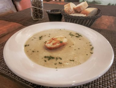 Playa del Carmen Quintana Roo Meksika 'da patates kremalı çorba ve bir parça ekmek..