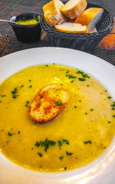 Playa del Carmen Quintana Roo Meksika 'da patates kremalı çorba ve bir parça ekmek..