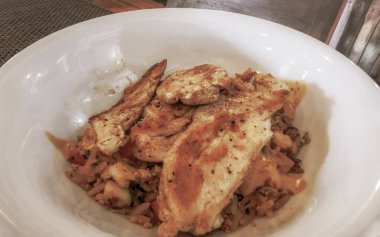 Playa del Carmen Quintana Roo Mexico 'da kızarmış tavuk göğsü ve chipotle sosu..