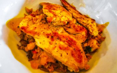 Playa del Carmen Quintana Roo Mexico 'da kızarmış tavuk göğsü ve chipotle sosu..