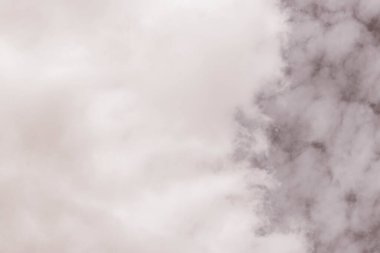 Playa del Carmen Meksika 'da güneşli bir günde bulutların oluşturduğu mavi gökyüzü.