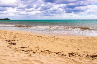 Playa del Carmen Meksika 'da berrak turkuvaz mavi su dalgaları ve kara bulutlarla şaşırtıcı tropikal Meksika Karayip plajı ve deniz manzarası manzarası..