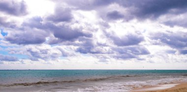 Playa del Carmen Meksika 'da berrak turkuvaz mavi su dalgaları ve kara bulutlarla şaşırtıcı tropikal Meksika Karayip plajı ve deniz manzarası manzarası..