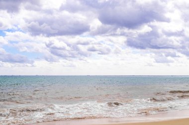 Playa del Carmen Mexico 'da turkuaz mavi su dalgalarıyla inanılmaz tropikal Meksika Karayip plajı ve deniz manzarası manzarası..