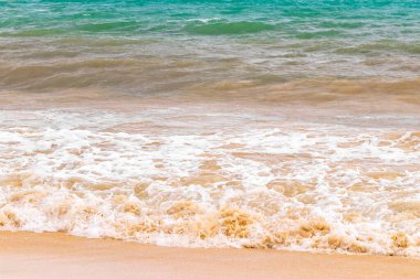 Playa del Carmen Meksika 'da berrak turkuvaz mavi suları ve büyük dalgaları olan muhteşem tropik Meksika Karayip plajı ve deniz manzarası manzarası..