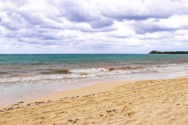 Playa del Carmen Meksika 'da berrak turkuvaz mavi su dalgaları ve kara bulutlarla şaşırtıcı tropikal Meksika Karayip plajı ve deniz manzarası manzarası..