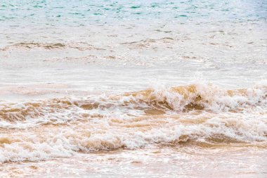 Playa del Carmen Meksika 'da berrak turkuvaz mavi suları ve büyük dalgaları olan muhteşem tropik Meksika Karayip plajı ve deniz manzarası manzarası..