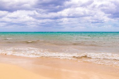 Playa del Carmen Mexico 'da turkuaz mavi su dalgalarıyla inanılmaz tropikal Meksika Karayip plajı ve deniz manzarası manzarası..