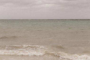 Playa del Carmen Mexico 'da turkuaz mavi su dalgalarıyla inanılmaz tropikal Meksika Karayip plajı ve deniz manzarası manzarası..