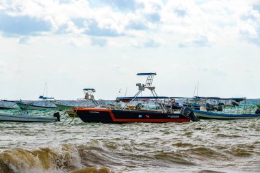 Playa del Carmen Quintana Roo Mexico 29. Kasım 2023 Tekne yatı Katamaran feribot iskelesi ve limanı Playa del Carmen Mexico 'daki tropikal Meksika sahil manzarası ve turkuaz mavi su..