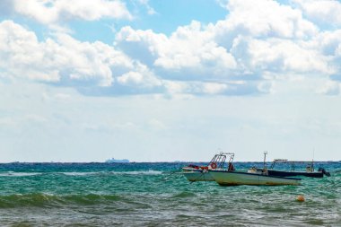 Playa del Carmen Quintana Roo Mexico 29. Kasım 2023 Tekne yatı Katamaran feribot iskelesi ve limanı Playa del Carmen Mexico 'daki tropikal Meksika sahil manzarası ve turkuaz mavi su..