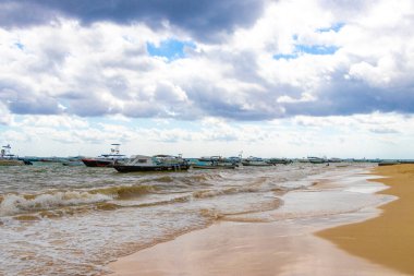Playa del Carmen Quintana Roo Mexico 29. Kasım 2023 Tekne yatı Katamaran feribot iskelesi ve limanı Playa del Carmen Mexico 'daki tropikal Meksika sahil manzarası ve turkuaz mavi su..