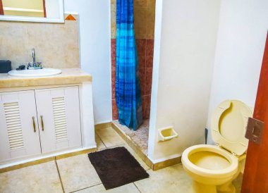 Playa del Carmen Quintana Roo Meksika 28 numara. Nisan 2024 Modern stil tuvalet Playa del Carmen Quintana Roo Mexico 'da duş ve klozet ile.