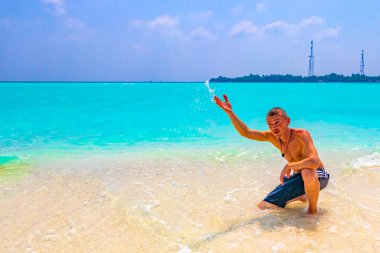 Genç ve seksi turist, Rasdhoo Mercan Maldivleri 'ndeki Madivaru ve Finolhu adalarında rengarenk sularda tatilin tadını çıkarıyor..