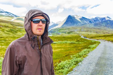Genç yürüyüşçü ve güzel yaz manzarası dağları, nehir kayaları ve İskandinavya 'daki Ringbu Innlandet Norveç' teki Rondane Ulusal Parkı 'nın yürüyüş yolu..