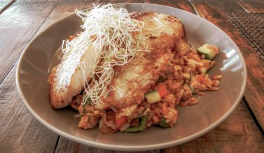 Playa del Carmen Quintana Roo Mexico 'da pilav ve chipotle soslu ızgara balık..