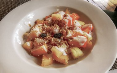 Kahvaltıda karpuz, karpuz, ananas, kavun, mango, muz. Playa del Carmen Quintana Roo Meksika 'da..