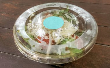Bir tabak sağlıklı yeşil salata kasesi Meksika yemeği Playa del Carmen Quintana Roo Meksika 'da bir restoran..