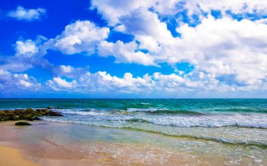 Plaacar Playa del Carmen Mexico 'da berrak turkuaz mavi su ve dalgalı deniz kıyıları ile tropik Meksika Karayip sahili manzarası.