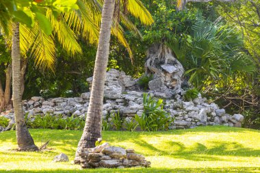 Xaman Ha Maya arkeolojik inşaat tapınakları Playacar Playa del Carmen Quintana Roo 'daki kireçtaşı kaya taşlarından yapılmış binalar..