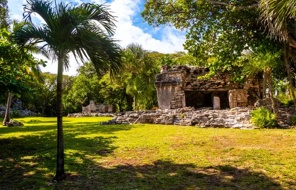 Xaman Ha Maya arkeolojik inşaat tapınakları Playacar Playa del Carmen Quintana Roo 'daki kireçtaşı kaya taşlarından yapılmış binalar..