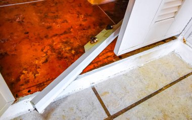 Playa del Carmen Quintana Roo Meksika 'da kırık dolap ve raflar.