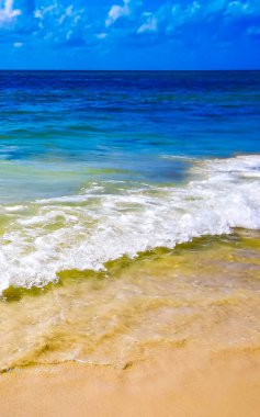 Berrak turkuvaz mavi su ve Playa del Carmen Meksika 'da büyük dalgalar ile çarpıcı tropik Meksika Karayip plajı ve deniz manzarası manzarası.