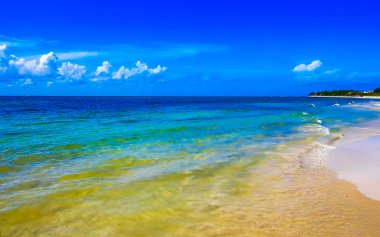 Playa del Carmen Meksika 'da turkuaz mavi su dalgaları ve beyaz kumla inanılmaz tropik Meksika Karayip plajı ve deniz manzarası manzarası..