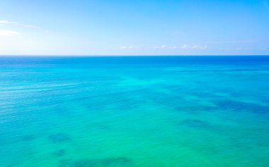 Mercan resifi Palancar deniz manzarası ve turkuaz yeşil ve mavi su ile Karayip deniz manzarası Playa del Carmen Quintana Roo Meksika 'da dalgalar.