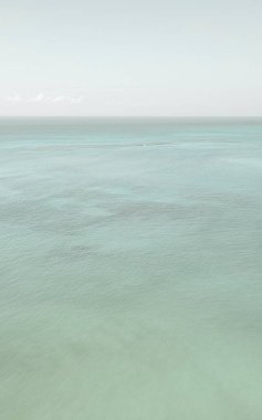 Mercan resifi Palancar deniz manzarası ve turkuaz yeşil ve mavi su ile Karayip deniz manzarası Playa del Carmen Quintana Roo Meksika 'da dalgalar.