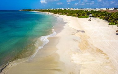 Playa del Carmen Meksika 'da turkuaz mavi su dalgaları ve beyaz kumla inanılmaz tropik Meksika Karayip plajı ve deniz manzarası manzarası..