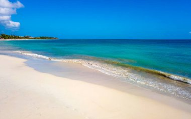 Playa del Carmen Meksika 'da turkuaz mavi su dalgaları ve beyaz kumla inanılmaz tropik Meksika Karayip plajı ve deniz manzarası manzarası..