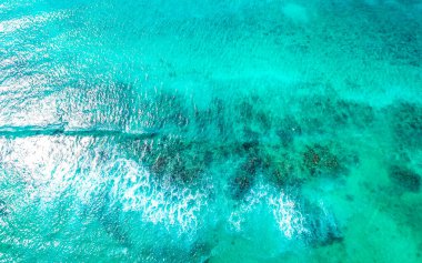 Mercan resifi Palancar deniz manzarası ve turkuaz yeşil ve mavi su ile Karayip deniz manzarası Playa del Carmen Quintana Roo Meksika 'da dalgalar.