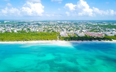 Mercan kayalıkları, deniz cangılı tropikal ormanlar ve Karayip plajları ve turkuaz yeşil ve mavi suyu Playa del Carmen Quintana Roo Meksika 'da olan şehir manzarası..