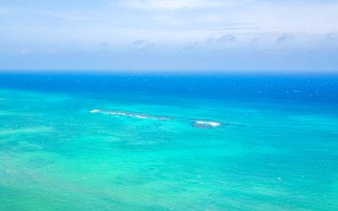 Mercan resifi Palancar deniz manzarası ve turkuaz yeşil ve mavi su ile Karayip deniz manzarası Playa del Carmen Quintana Roo Meksika 'da dalgalar.