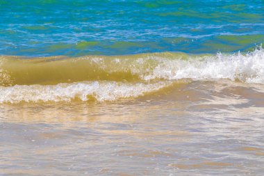 Berrak turkuvaz mavi su ve Playa del Carmen Meksika 'da büyük dalgalar ile çarpıcı tropik Meksika Karayip plajı ve deniz manzarası manzarası.