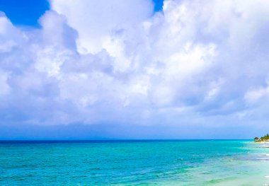 Playa del Carmen Meksika 'da turkuaz mavi su dalgaları ve beyaz kumla inanılmaz tropik Meksika Karayip plajı ve deniz manzarası manzarası..