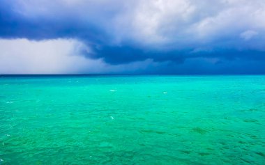 Playa del Carmen Meksika 'da berrak turkuaz mavi su dalgalarıyla muhteşem tropik Meksika Karayip plajı ve deniz manzarası deniz manzarası manzarası..