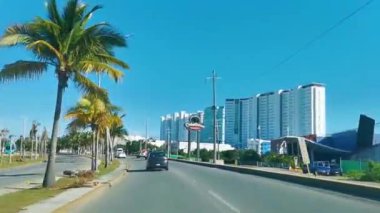 Cancun Mexico 13. Ocak 2022 Quintana Roo Mexico 'daki Cancun şehrinden geçerken arabanın içinden yola bak..