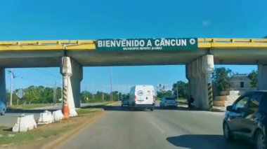 Cancun Mexico 13. Ocak 2022 Quintana Roo Mexico 'daki Cancun şehrinden geçerken arabanın içinden yola bak..