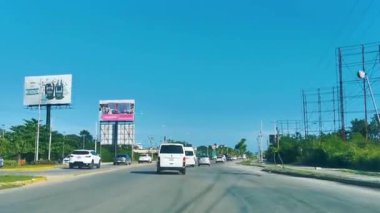 Cancun Mexico 13. Ocak 2022 Quintana Roo Mexico 'daki Cancun şehrinden geçerken arabanın içinden yola bak..