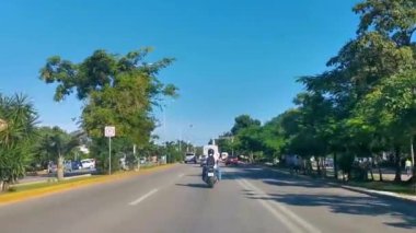 Cancun Mexico 13. Ocak 2022 Quintana Roo Mexico 'daki Cancun şehrinden geçerken arabanın içinden yola bak..
