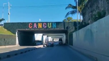 Cancun Mexico 13. Ocak 2022 Quintana Roo Mexico 'daki Cancun şehrinden geçerken arabanın içinden yola bak..